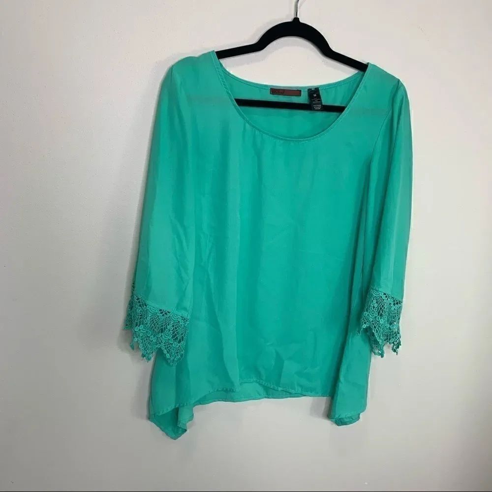 BKE Red teal sea foam green blue medium top